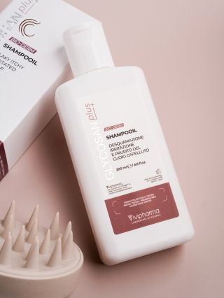 Podzim je pro vlasy a pokožku hlavy náročným obdobím. Často se totiž zhoršuje seboroická dermatitida. Svědění, šupinky...